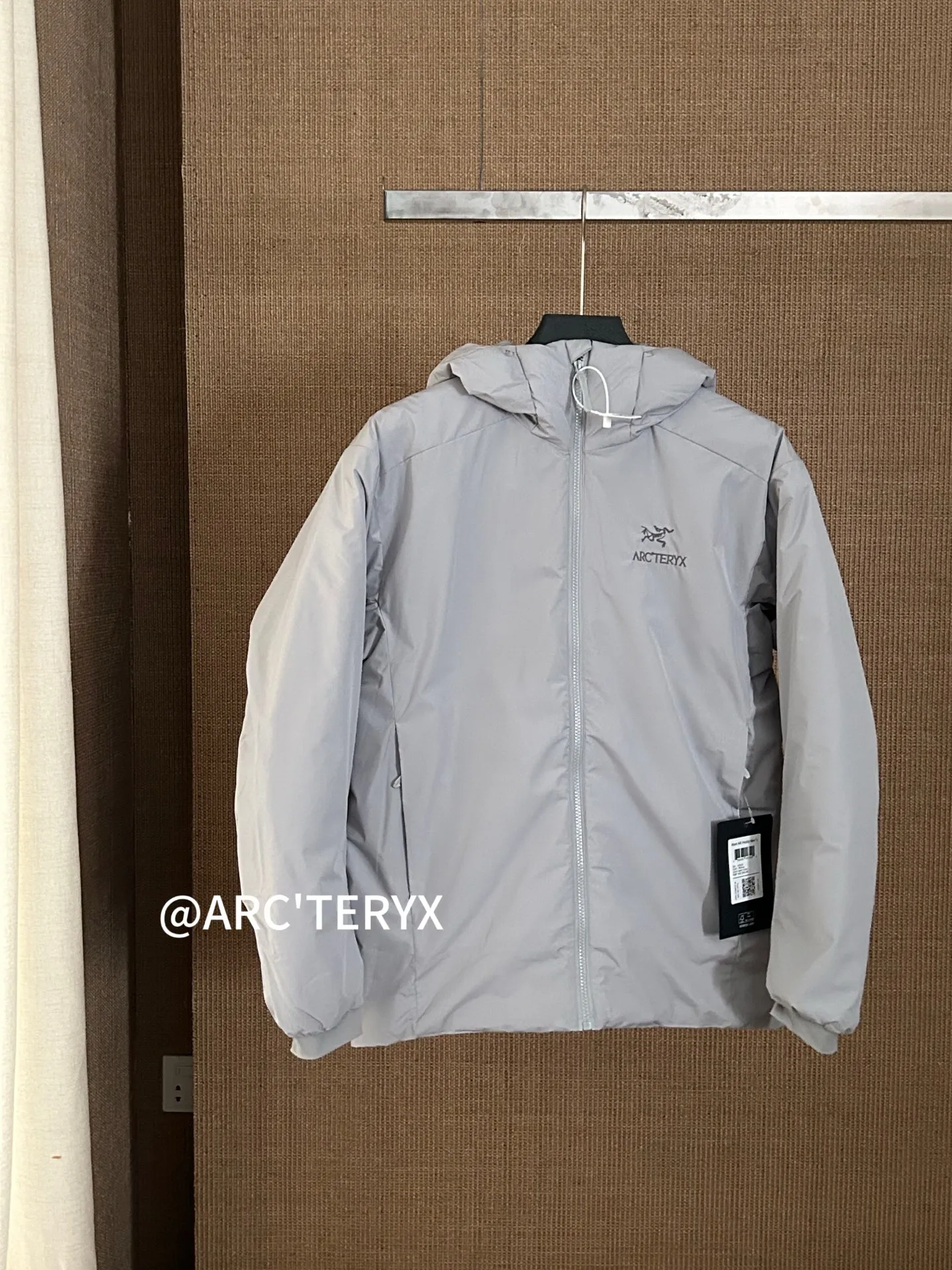 【Arcteryx Atom Hoody 】 : Arcteryx， ， ， 。 ， ， 。 ，Arcteryx ， 。Quality、 ， 。 ， + : ✅ 100% ，Tyono 30 ， ， ✅ ， Wear-Resistant Breathable ✅ ， ， ✅ ， ， ， ✅ 、 ， ， ✅ logo ， ✅ YKK， ✅ ：Coreloft TM Continuous 65 ， ✅（65g/m 2) : ，Breathable ，ATOM Coreloft TM Continuous ， ， ， ， Wear-Resistant ， ， ， 。